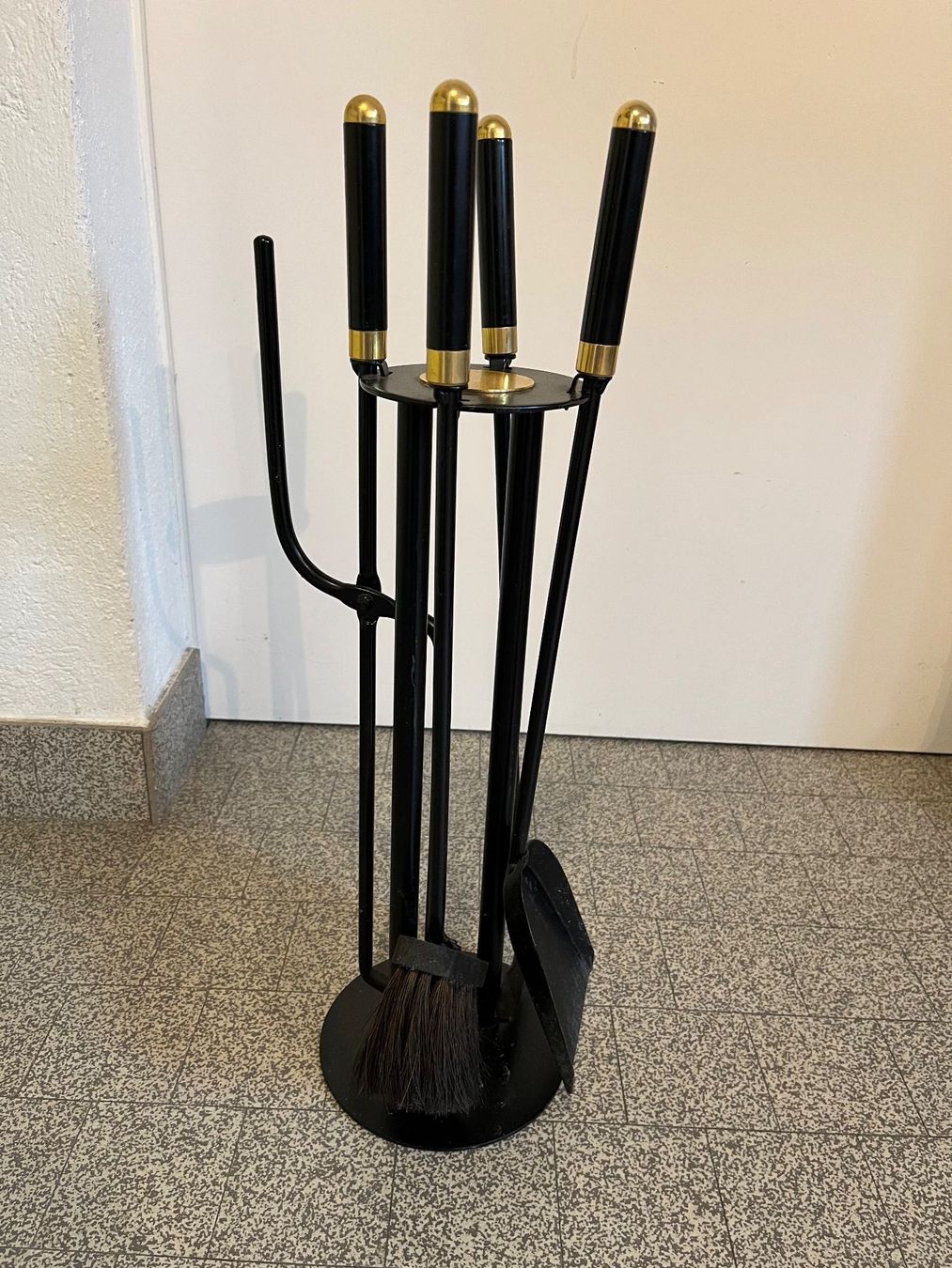 Camini: Cheminée-Besteck, 4-teilig, schwarz/Messing – Usato da Attikon venduto da Hagenholz81