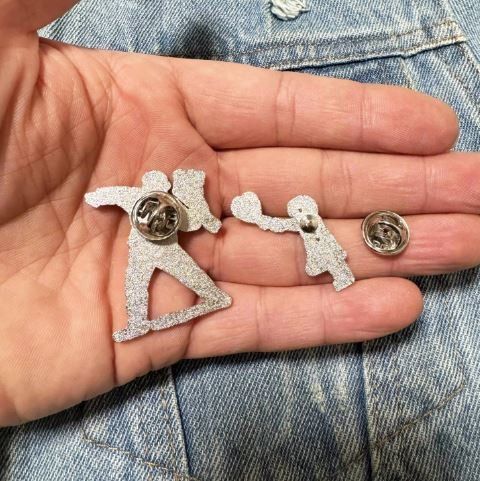 Placchette & Badge: 2 x PIN Bansky - Street Art - neu – Nuovo e nell'imballaggio originale da Gockhausen venduto da ventman 3