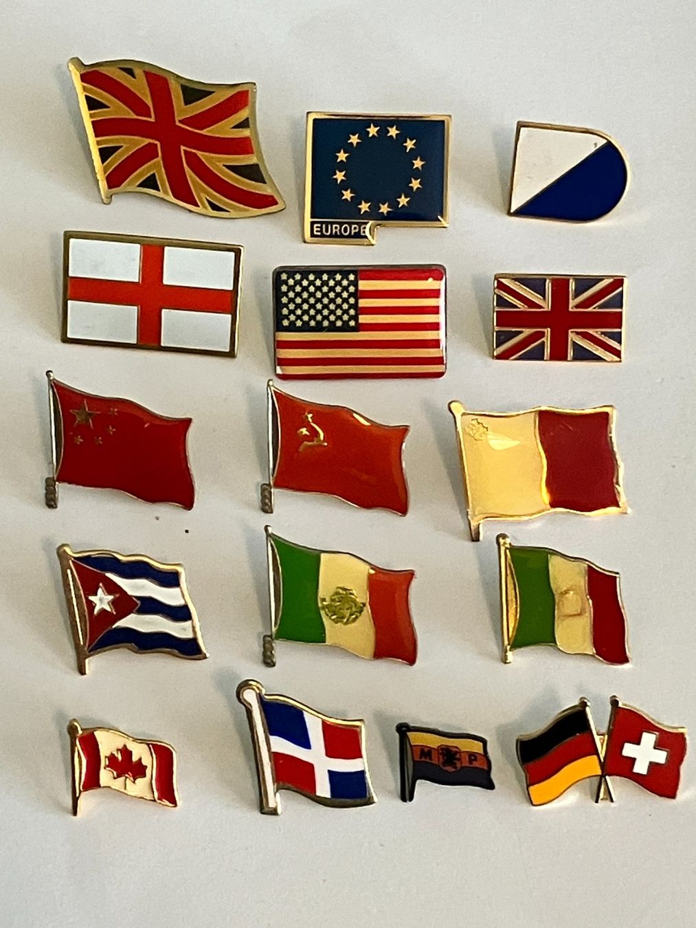 Plaquettes & Badges: 16 Pin Flaggen diverse Länder – D'occasion à Basel par djwwpp