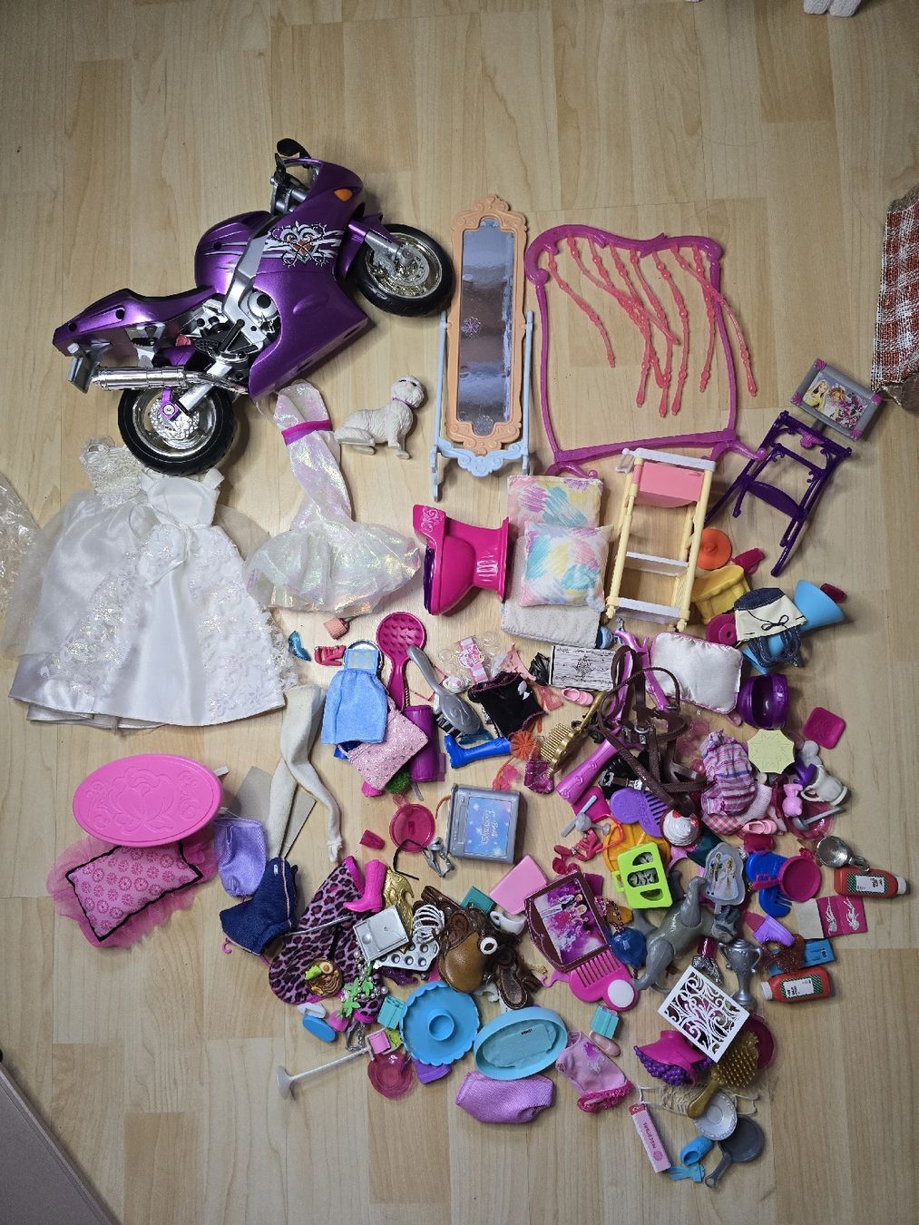 Giocattoli: Barbie Konvolut, Pferde, Kleider, Möbel etc – Usato da Büsserach venduto da sobis.trade 2