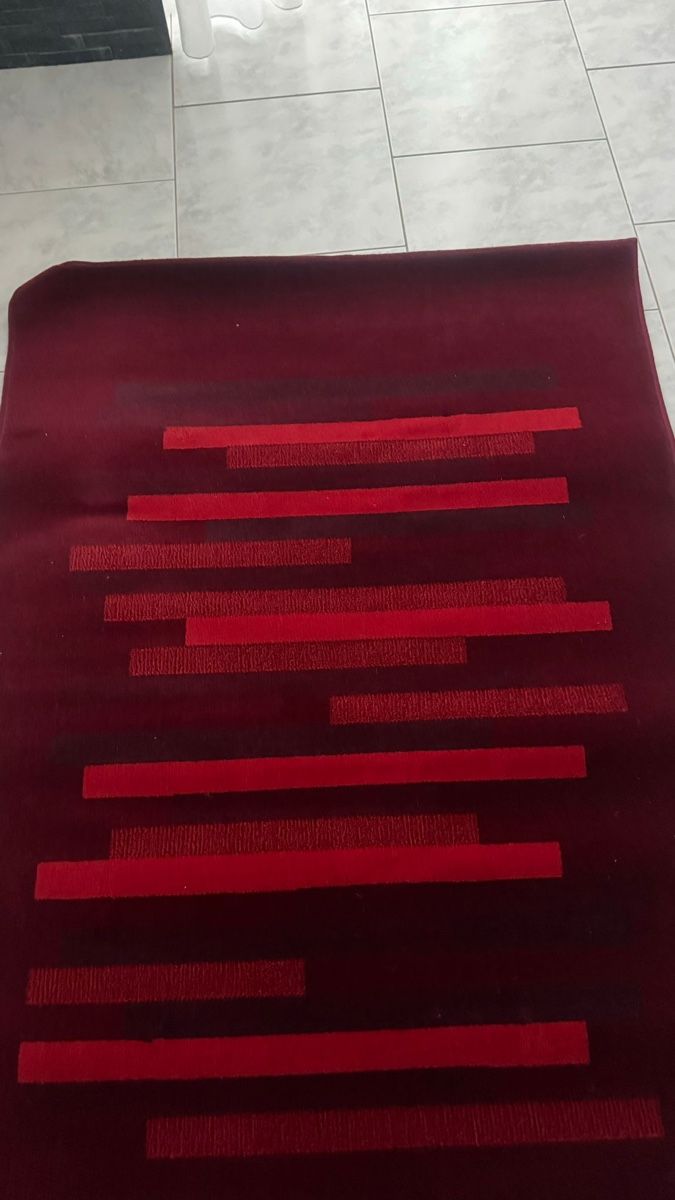 Teppiche: Moderner roter Teppich – Gebraucht aus Glattbrugg von SMusic98
