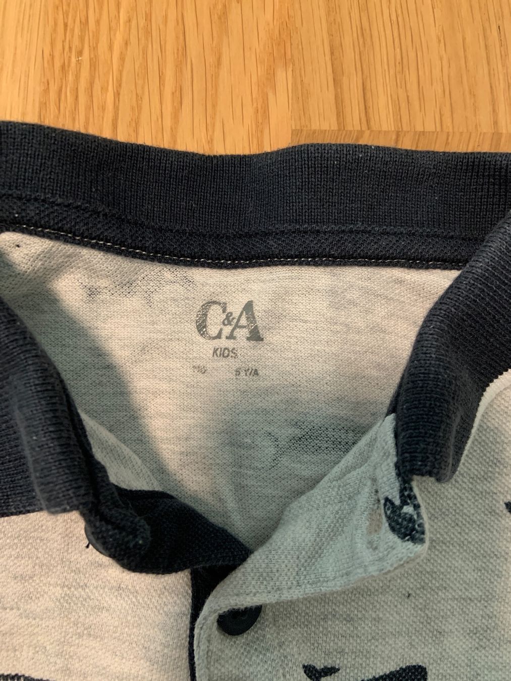 C&A Camicie, T-shirt & Polo: C&A Poloshirt Gr. 110 mit Hai-Muster – Usato da Zürich venduto da bur_6jq9 1