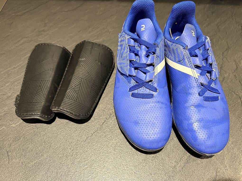 Scarpe per ragazzi: Fussballschuhe Grösse 32 inkl. Schoner – Usato da Buochs venduto da Sandrawy
