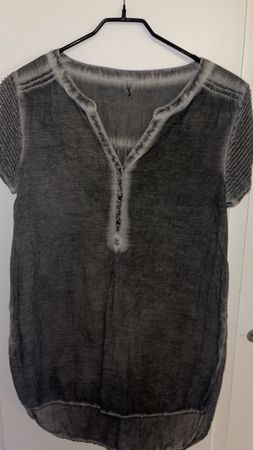 Graues Sommer Bluse und Zierperlen