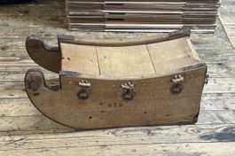 Altes Holzschlitten mit Metallbeschlag RTS 