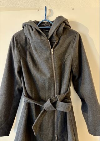Élégant manteau d'hiver gris avec capuche et ceinture