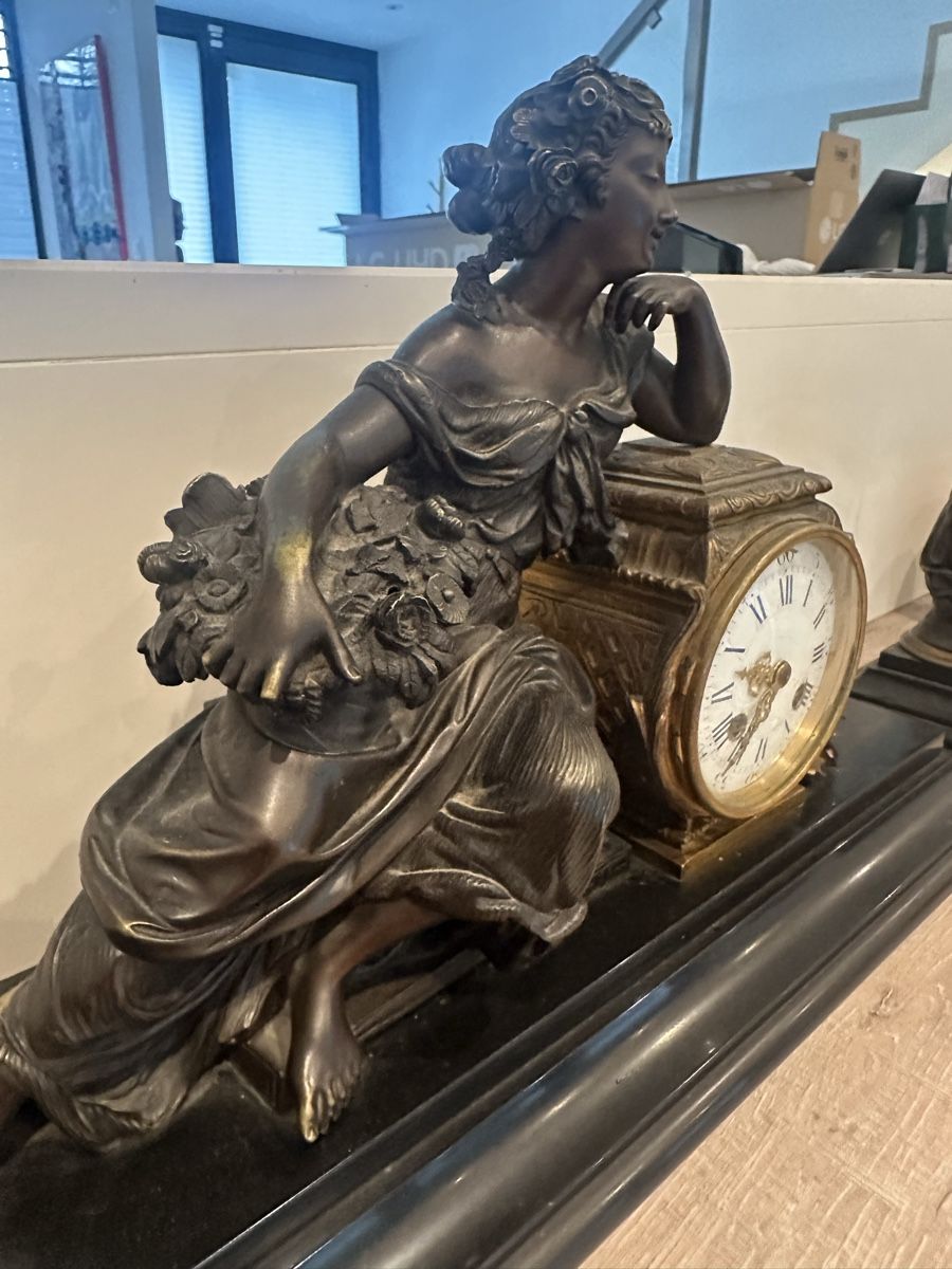 Orologi da terra & Orologi da parete: Majestueuse pendule en bronze flanquée de deux angelots – Usato da Bellevue venduto da bordeaux075cl 7