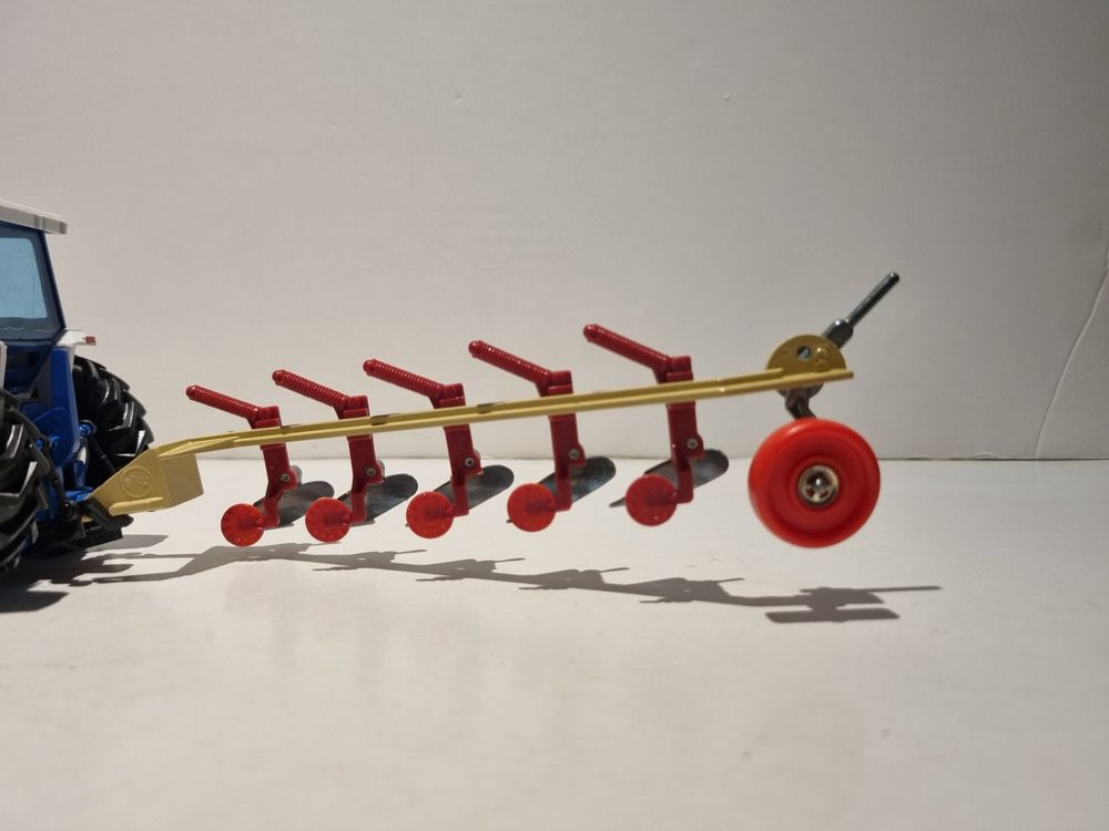 Charrue Réversible 5 Corps Siku 2070 – 1:32 – Métal/plastique – Compatible Tracteurs 1:32