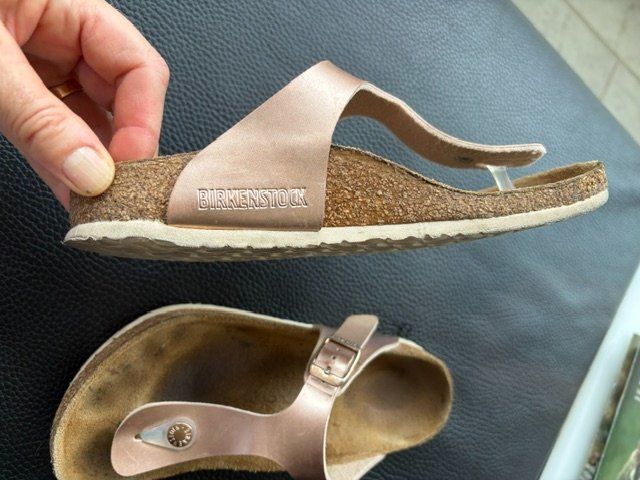 Birkenstock Scarpe per ragazze: Birkenstock Gizeh Roségold Grösse 35 gebraucht – Usato da Disentis/Mustér venduto da MarisaM01 2
