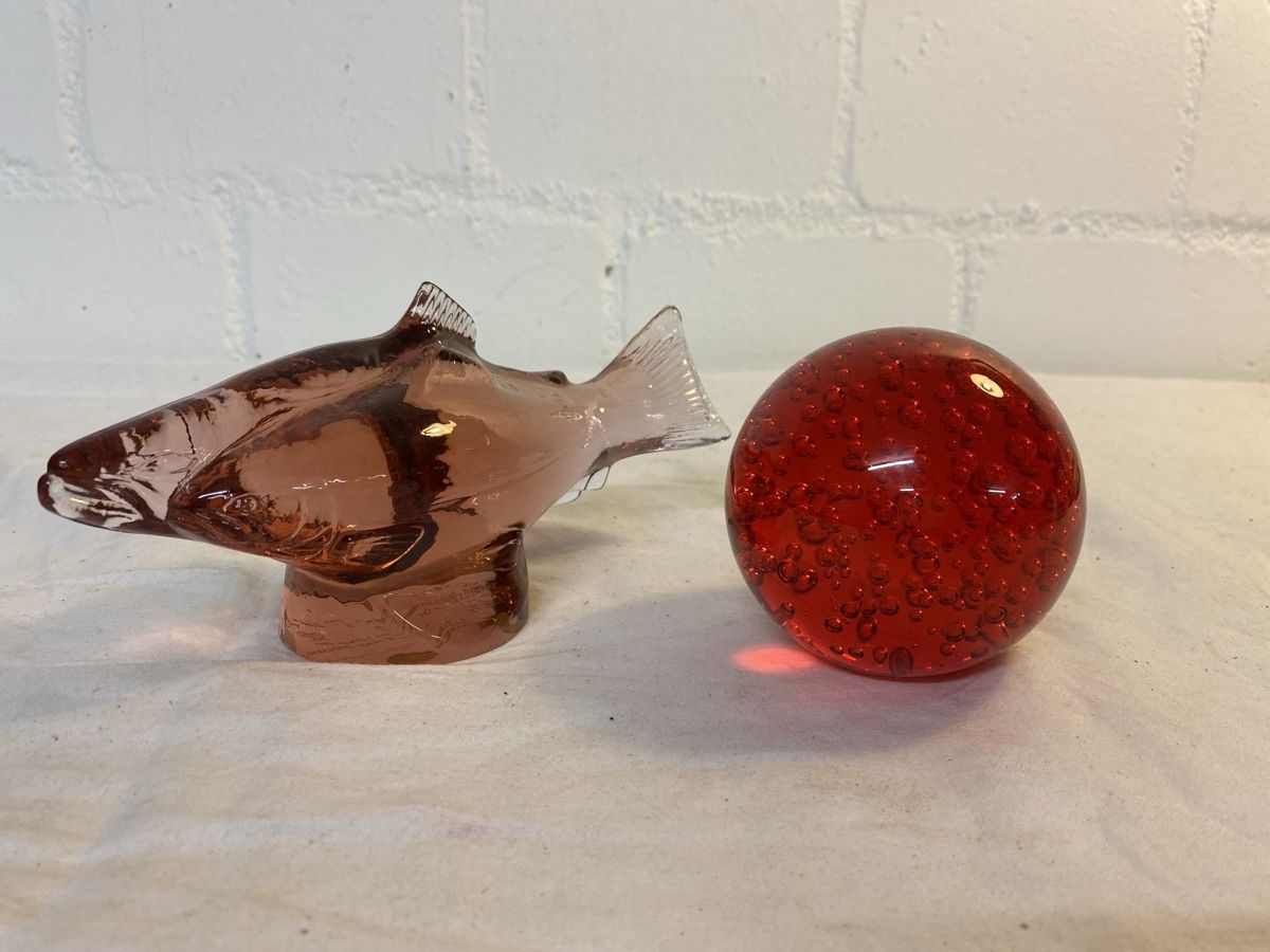 Kosta Boda Statuette: Glasfisch Kosta mit Glaskugel Deko rot – Usato da sursee venduto da trilli-tralli