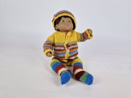 Puppe mit Strickkleidung