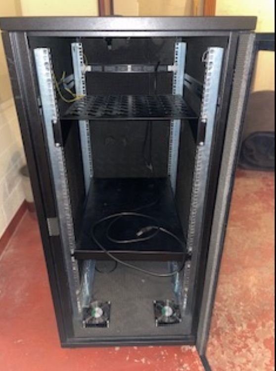 Server Rack 60x90x126cm – abschliessbar mit Glastür (Gebraucht) in Belp ...