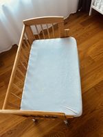 Beistellbett aus Holz mit Matratze und Schutz, gebraucht