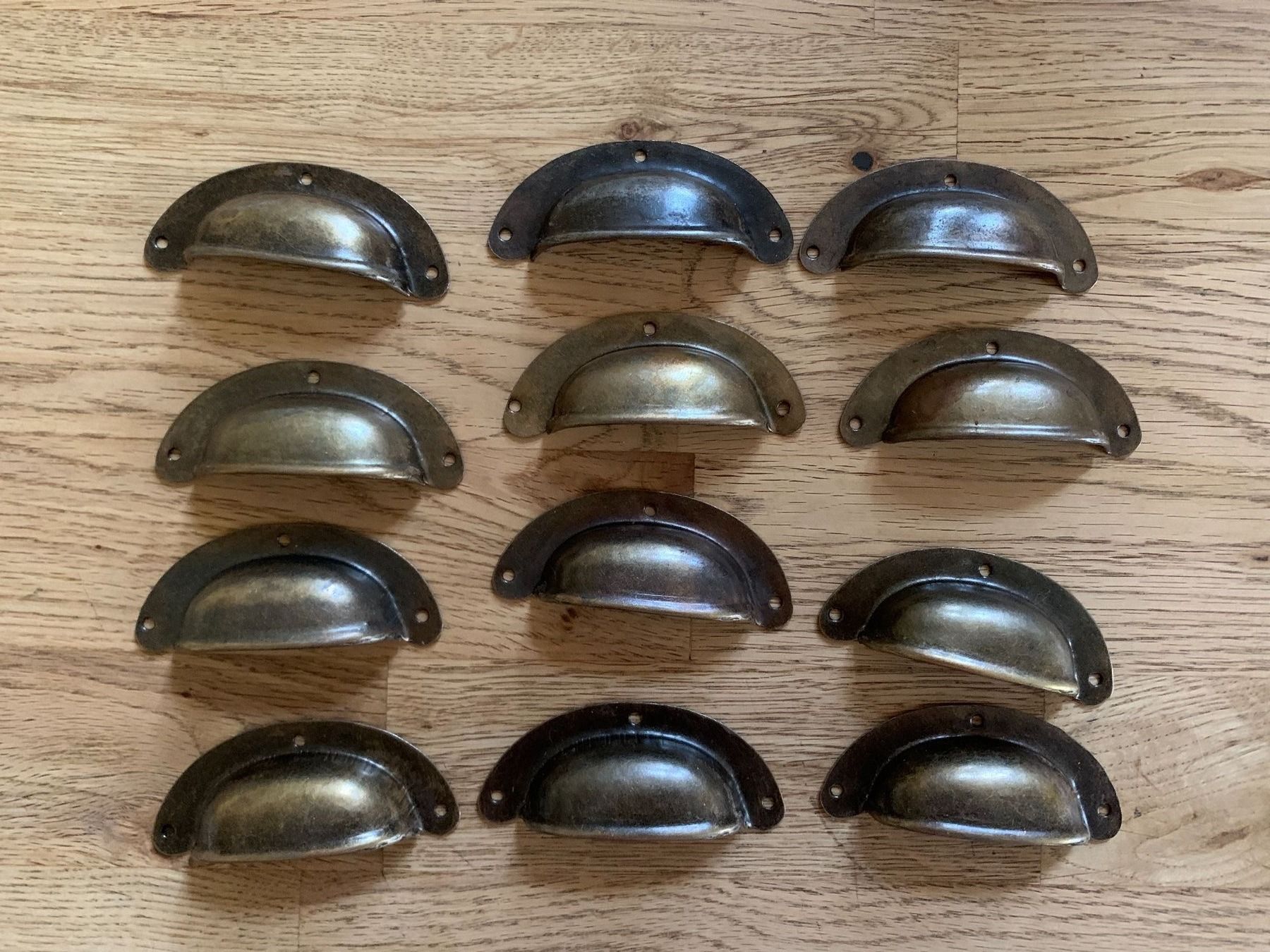 Ferramenta: 12 Muschelgriffe – Usato da Flawil venduto da Naphtali