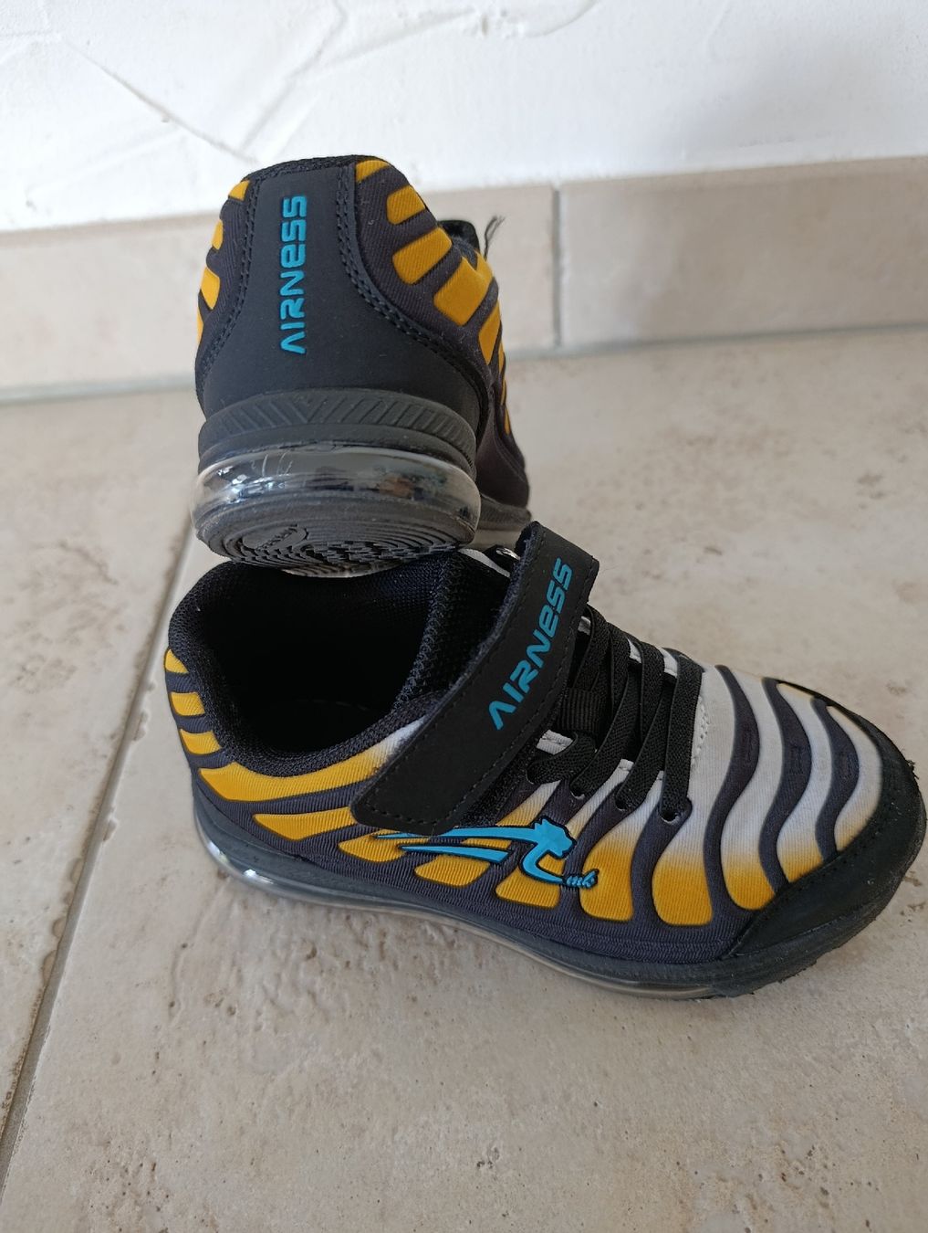 Scarpe da uomo: BASKETS AIRNESS JAUNE NOIR 28 – Usato da Sierre venduto da shirley04 2