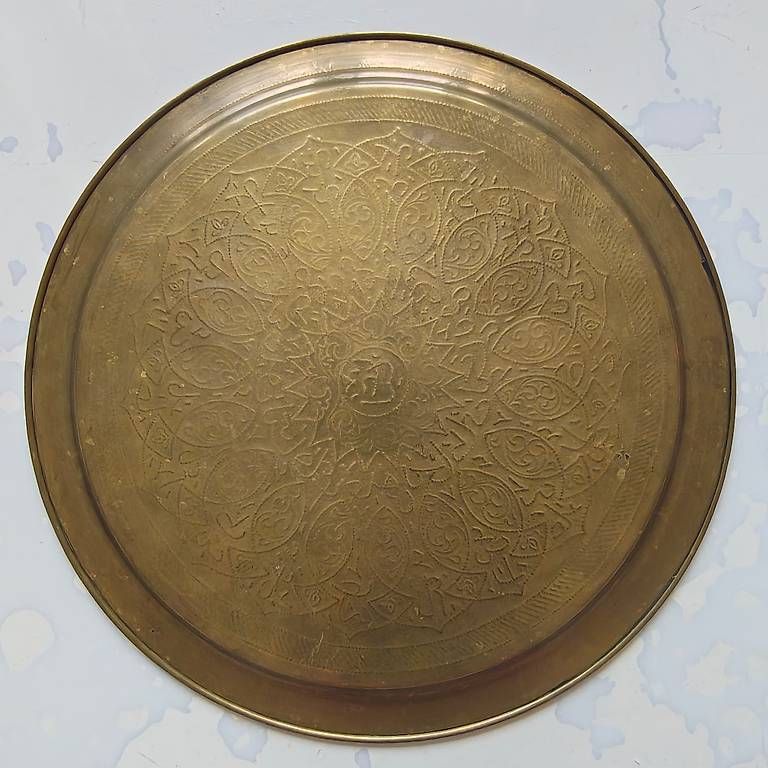 Servierplatten: KUNSTVOLL HANDGRAVIERTER MESSINGTABLETT/SERVIERPLATTE 32 CM – Gebraucht aus Zürich von j.j. 4