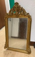 Dekorativer Spiegel mit goldenem Ornamentrahmen