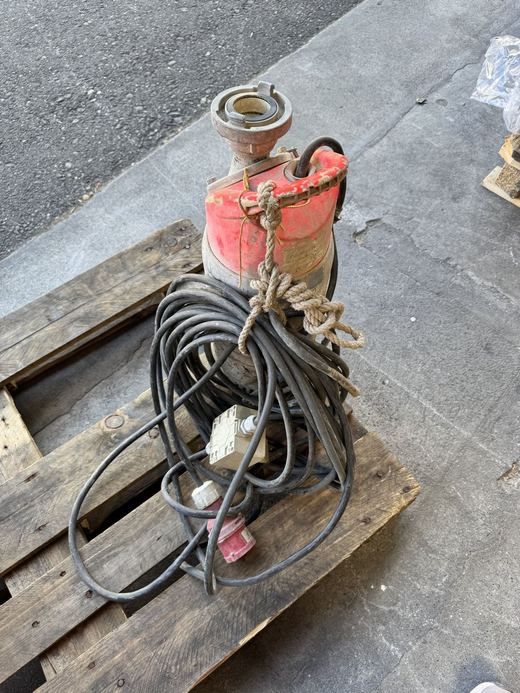Pumpen & Teile: Tauchpumpe 16A – Gebraucht aus Hunzenschwil von Zubler_AG_5502 2
