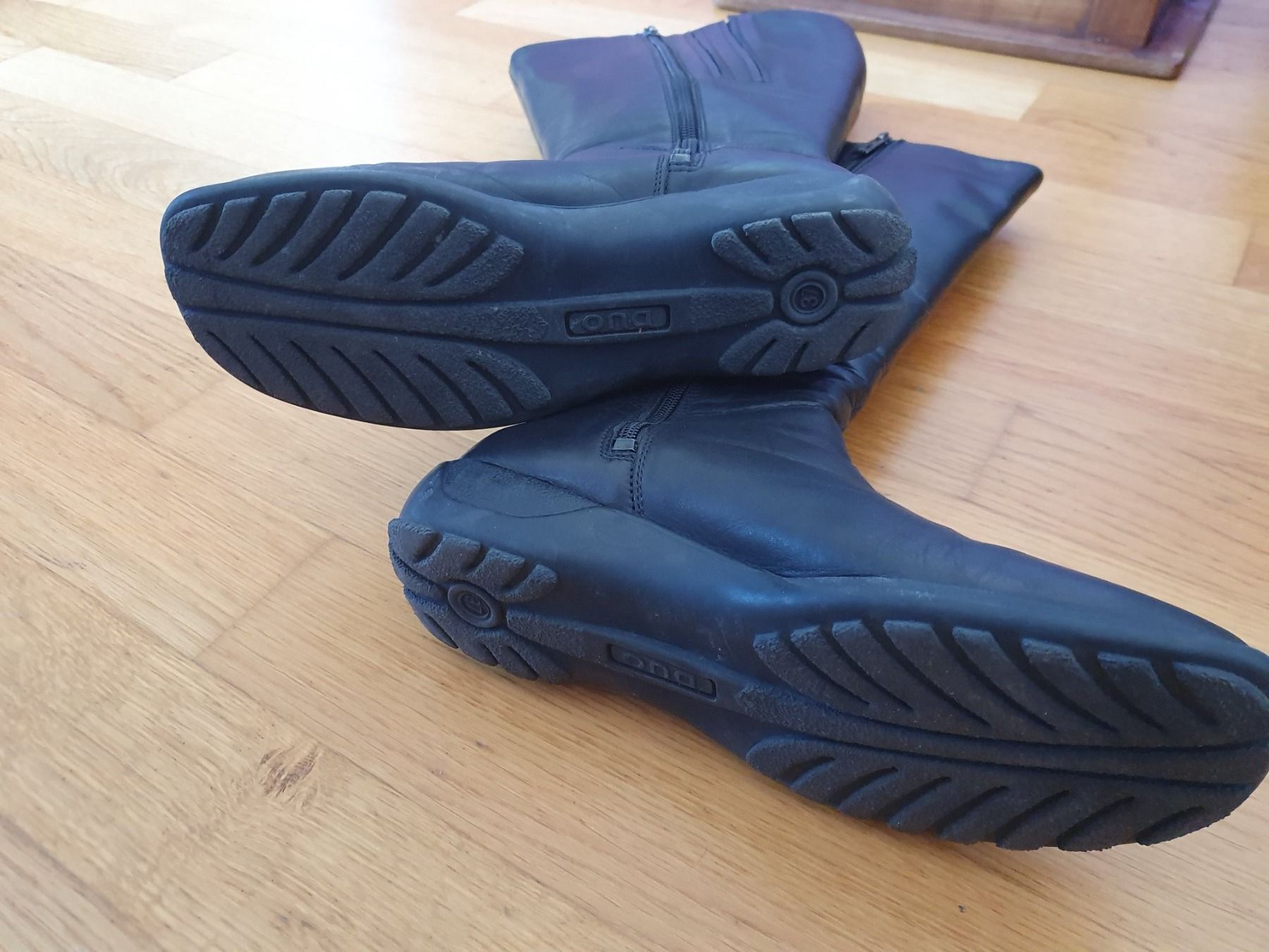 Scarpe da donna: Echtleder Weitschaftstiefel Gr. 37 Schwarz ohne Absatz – Usato da Zweidlen venduto da Shubli 1