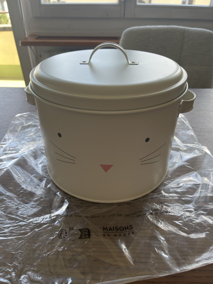 Maisons du monde Contenitori & Simili: Boîte à croquettes en acier blanc – Nuovo (secondo la descrizione) da Bern venduto da gaelle_m