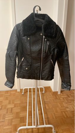 Veste en cuir synthétique noire avec col en fausse fourrure