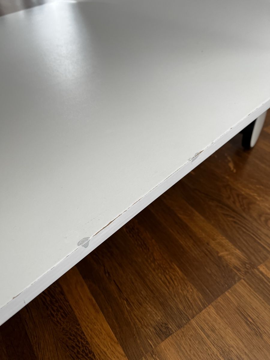 Tische: Couchtisch weiss mit Rollen mit Gebrauchsspuren – Gebraucht aus Belp von Feebee 4