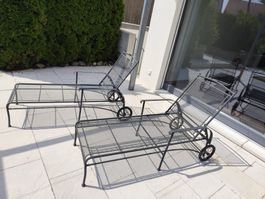 2 schöne Liegestühle mit Rollen ohne Polster