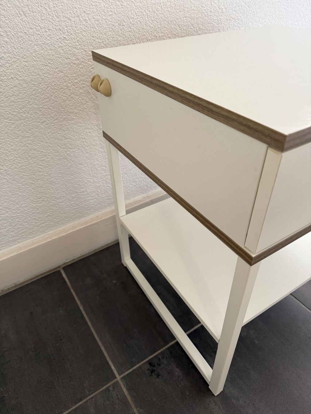 Comodini: Nachttisch mit geräumiger Lade + Ablagefläche – Usato da Zürich venduto da ame_r6dk 2