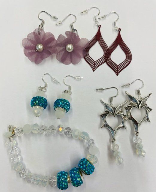 Orecchini pendenti & Orecchini a lobo: Schmuck Set Ohrringe und Armkette Neu – Nuovo e nell'imballaggio originale da Au ZH venduto da Jaggy4