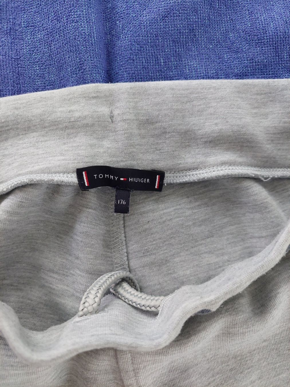 Tommy Hilfiger Pantaloni: Tommy Hilfiger Jogginghose, Grau, Gr. 176 – Usato da Baldegg venduto da ArcDom 4