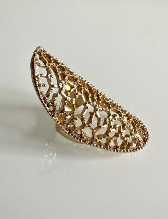 Messingfarbiger Ring mit Gitteroptik