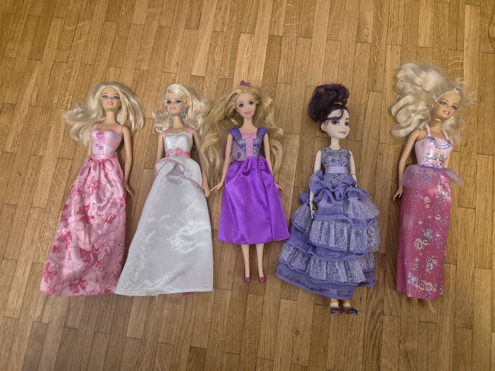 Bambole: 5 Barbies – Usato da Granges-Paccot venduto da smo_dp89