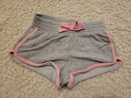 Graue Shorts mit rosa Details, Gr. 98, Top Zustand!