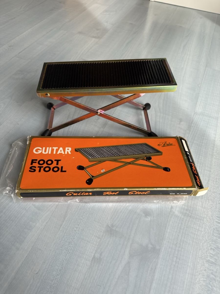 Aria Strumenti musicali: Aria guitar foot stool 1970 – Usato da Pâquier-Montbarry venduto da ada_w658