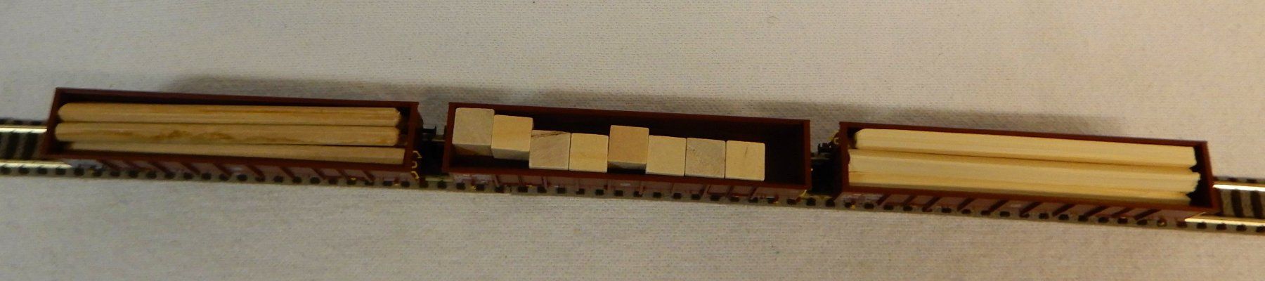 Fleischmann Modellini di ferrovie: 3 Fleischmann Hochbordwagen beladen mit Holz – Nuovo e nell'imballaggio originale da Rupperswil venduto da Ropi03 1