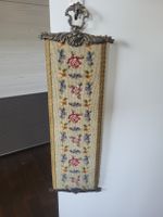 Wandbehang mit Blumenmuster und Metallaufhängung 