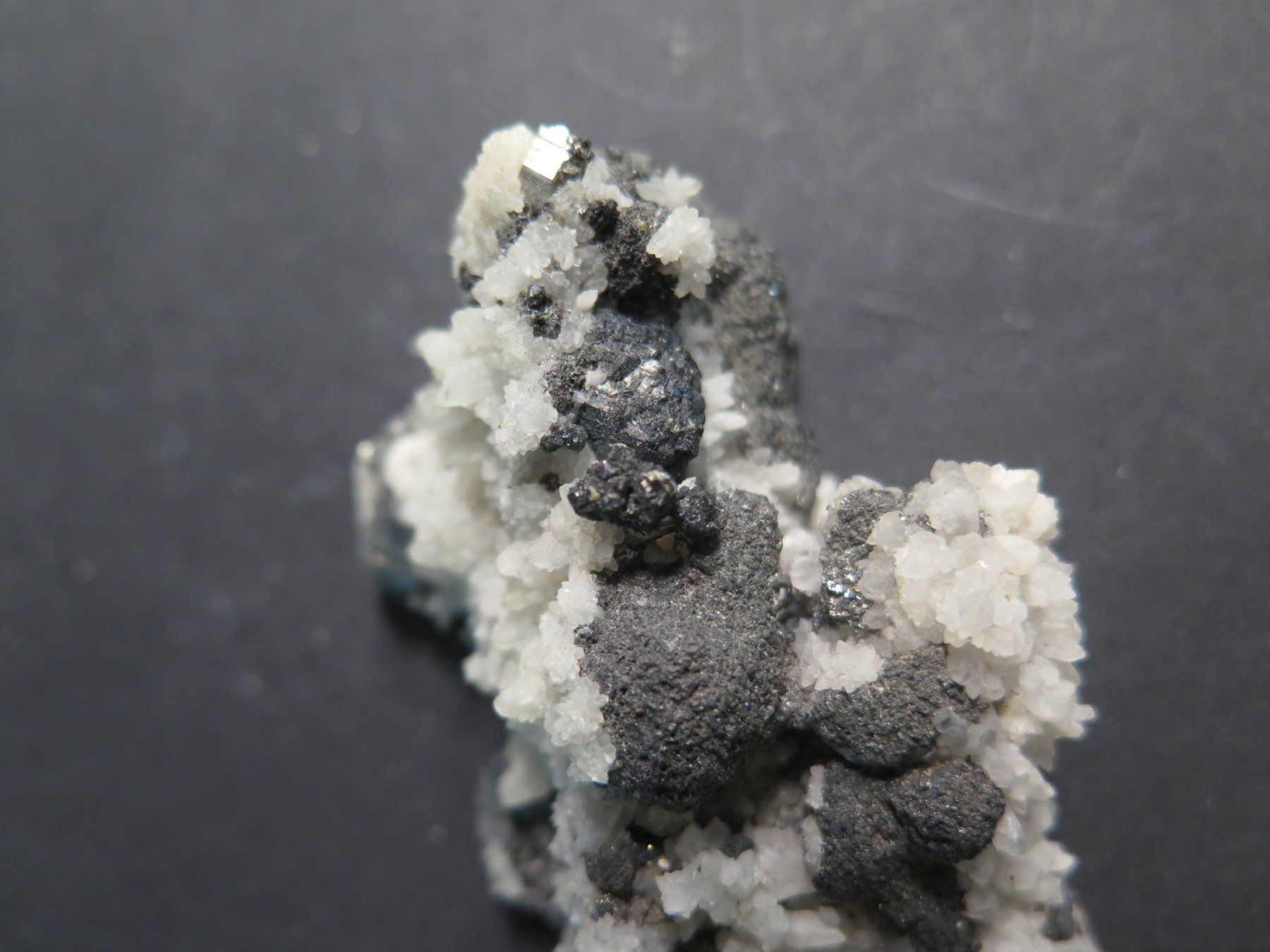 Minerali & Pietre curative: Sphalerit, Pyrit auf Quarz von Rumänien – Usato da Schaffhausen venduto da Yamakana51L8736OQ8 2