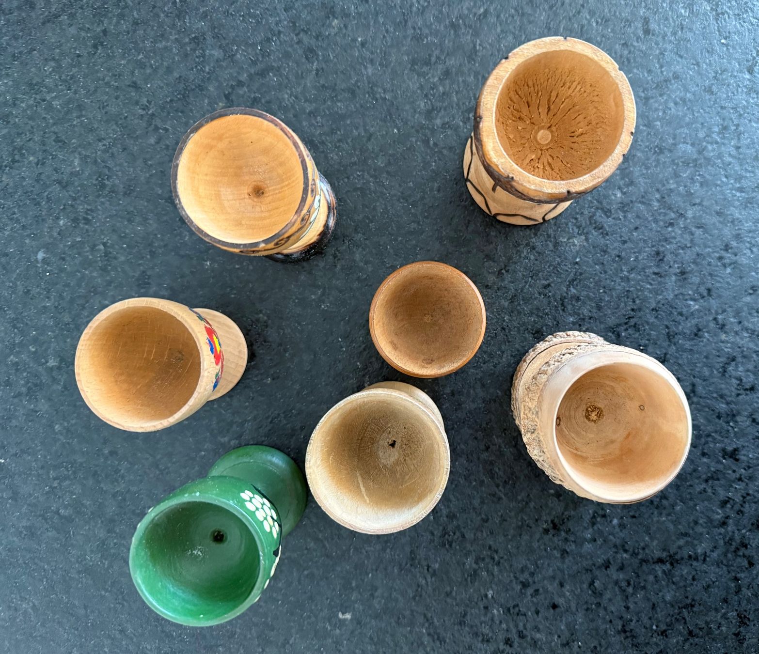 Altre Stoviglie: 7 Vintage Eierbecher Holz bemalt Deko Ostern – Usato da Basel venduto da Rouge. 4