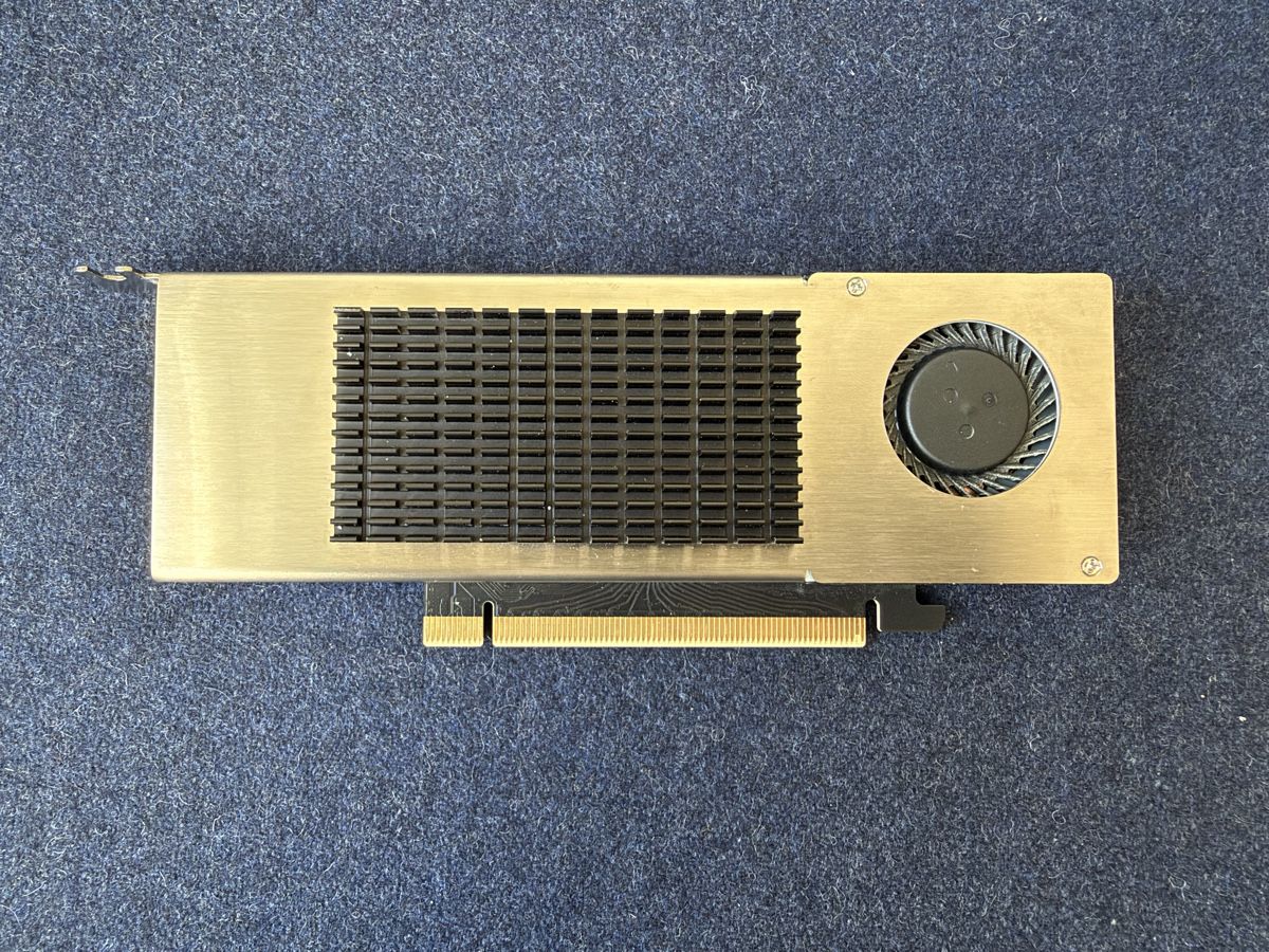 Nvidia Cartes graphiques: NVIDIA RTX 4000 SFF Ada Generation 20GB GPU – D'occasion à Zürich par jankais3r