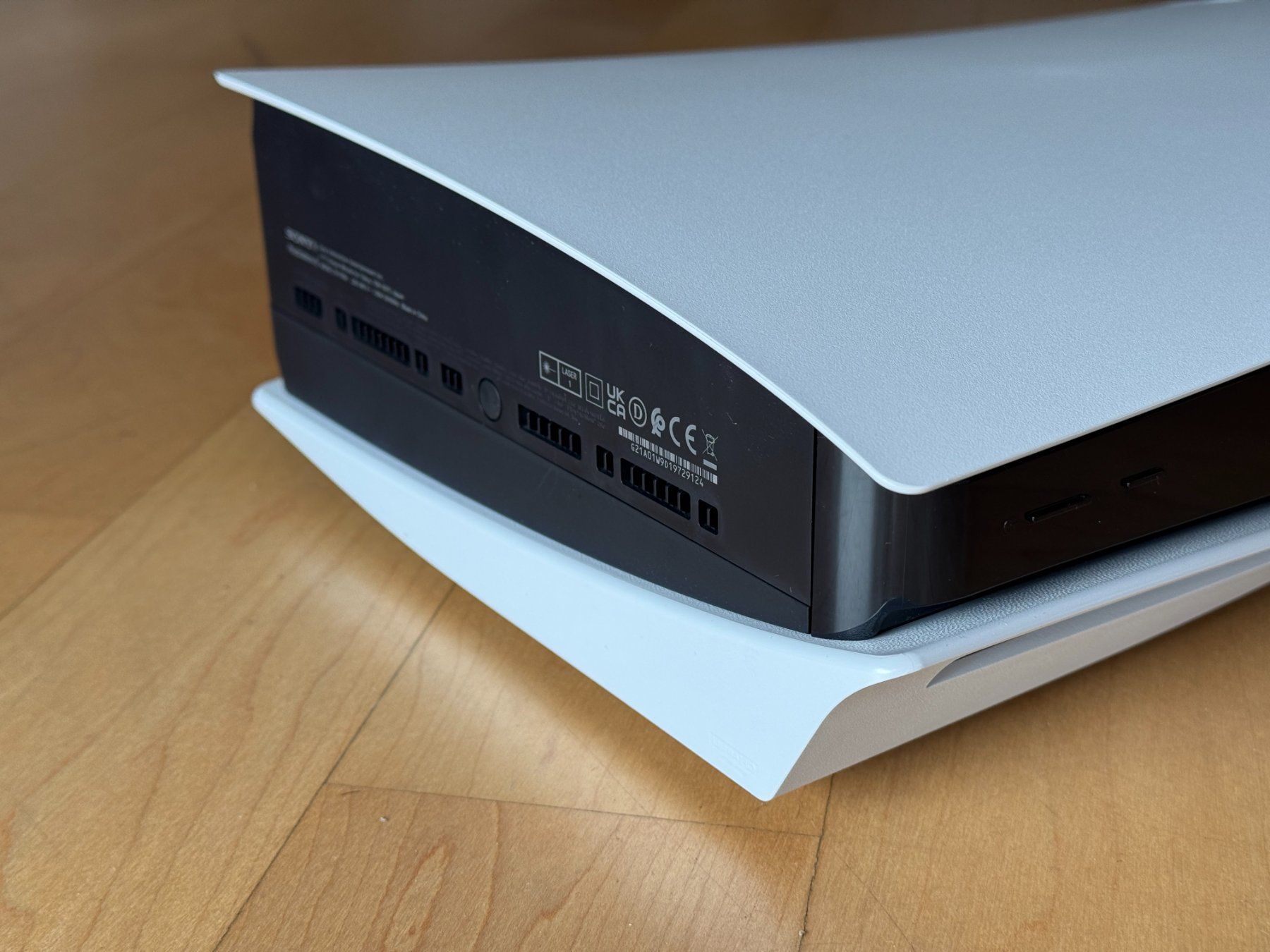 Sony Konsolen: Sony PlayStation 5 Disc Edition + 2 Controller + Ladestation – Gebraucht aus Rüschlikon von Mercatus_89 3