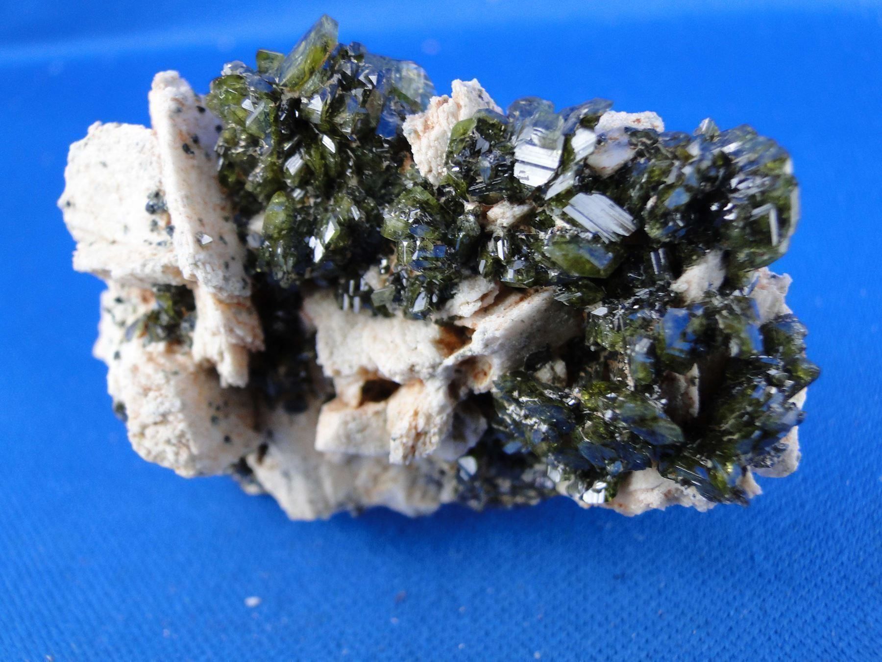 Minerali & Pietre curative: Epidot auf Feldspar – Usato da Schinznach Bad venduto da Demerald 4