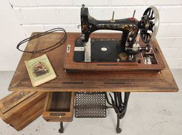 Original Victoria antike Nähmaschine inkl. Tisch und Zubehör