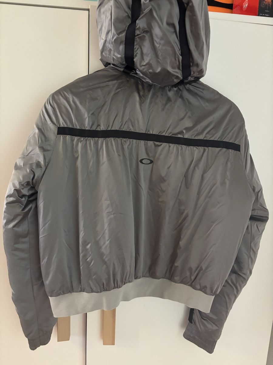 Oakley Jacken: Oakley Performance Fit Wind-/Trainingsjacke mit Kapuze  – Gebraucht aus Geroldswil von ele_7hkp 1