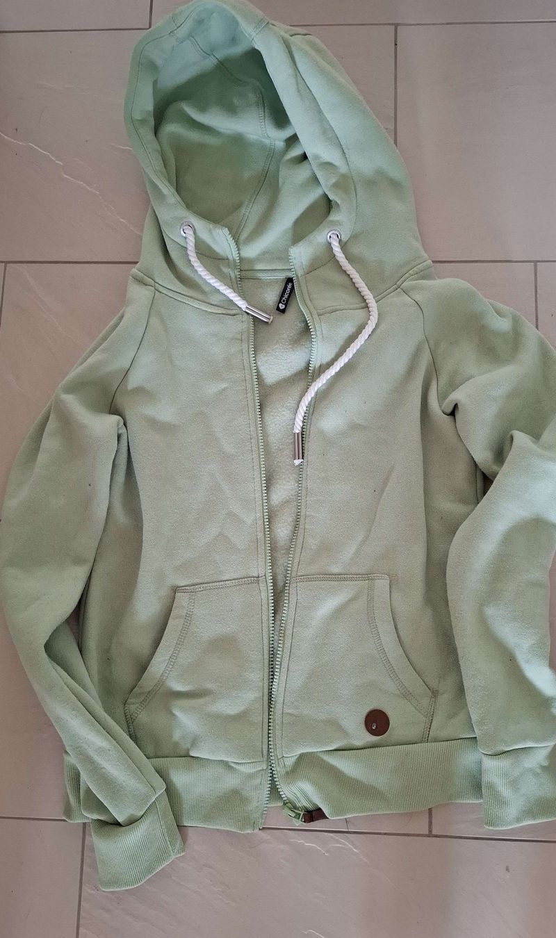 Pulls & Sweat-shirts: Kapuzenpullover hellgrün Grösse S guter Zustand – D'occasion à Schwerzenbach par jol_5sfk