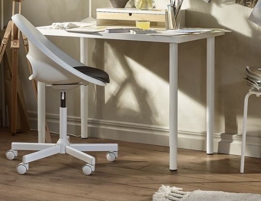 Ikea Bureaux: Tisch/ Schreibtisch von IKEA – D'occasion à Windisch par Nadjagr8ch