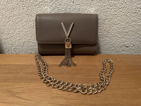Valentino Tasche beige mit Kette und Logo, neuwertig