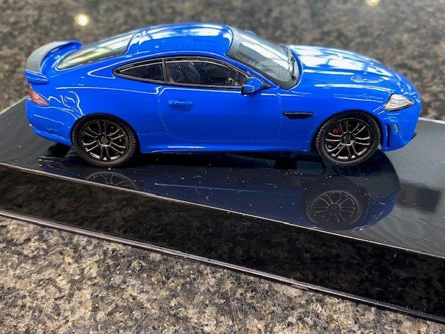 Jaguar Modellini d'auto: Modelauto Jaguar XKR-S blau 1:43 – Nuovo (secondo la descrizione) da Au ZH venduto da ausee01