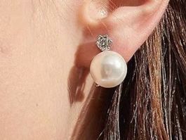 Jolis clous d’oreilles et perle blanche légère et neuve