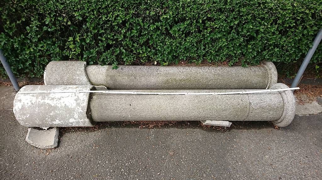 Pietre & tegole: colonne in granito – Usato da Camorino venduto da excubitorcaecus