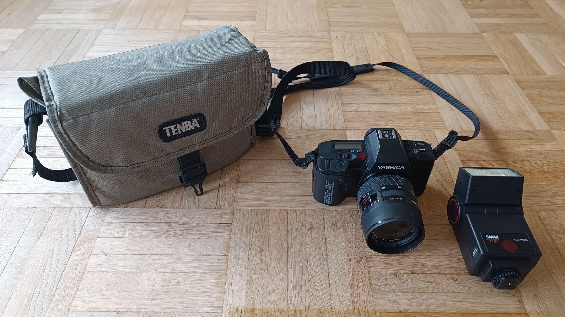 Yashica Fotocamera: Yashica 200-AF mit Tasche und Blitz – Usato da Baden venduto da zuppel